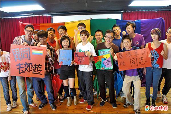清大與交大兩校發起彩虹季活動，學生拿著標語支持彩虹季，鼓勵大學校園包容多元性別文化。（記者洪美秀攝）
