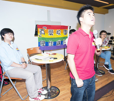 國立台北大學翻牆社黃同學（左2）認為，學校老師對於特殊性向的學生應給予更多包容。（圖文／姜林佑）