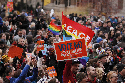多州即將在總統大選日舉行同性婚姻相關法案的公投。圖為大批民眾聚集在明尼蘇達州諾蘇洛普廣場，反對限制同性婚姻的修正案。(美聯社)