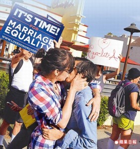 一對女同志在福來雞速食店前擁吻抗議。歐新社