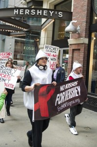 3月8日，來自愛滋保健基金會的抗議人群聚集在紐約一家HERSHEY"S巧克力店門前抗議，抗議該公司所屬的著名私立高中Milton Hershey School拒收一名13歲的愛滋感染男生。