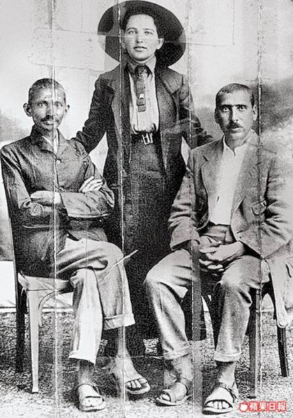 傳卡倫巴赫（右）為甘地（左）的愛人。圖為兩人與不知名女伴合影。 翻攝英國《每日郵報》