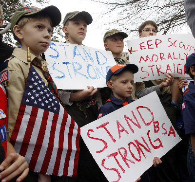 圖為反同性戀加入童子軍團體6日在德州歐文的美國童子軍總部前示威。(美聯社)