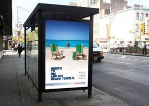 美國航空公司（AA）2010年在紐約公車站和地鐵站推出的戶外廣告，畫面是海灘上2名男子，廣告標語指出：「對支持我們的同性戀社群，我們驕傲地支持他們。」