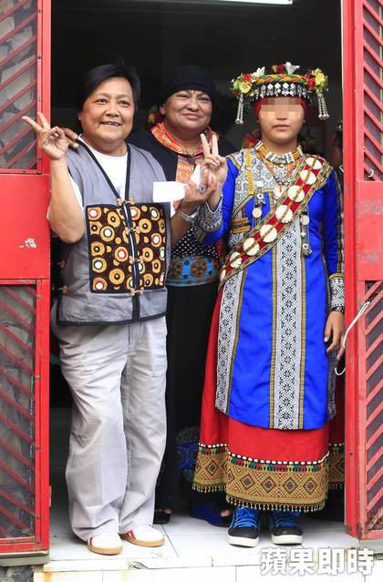 收養儀式完成後，彭哥小翠和萱萱一家人都十分開心。突發中心攝